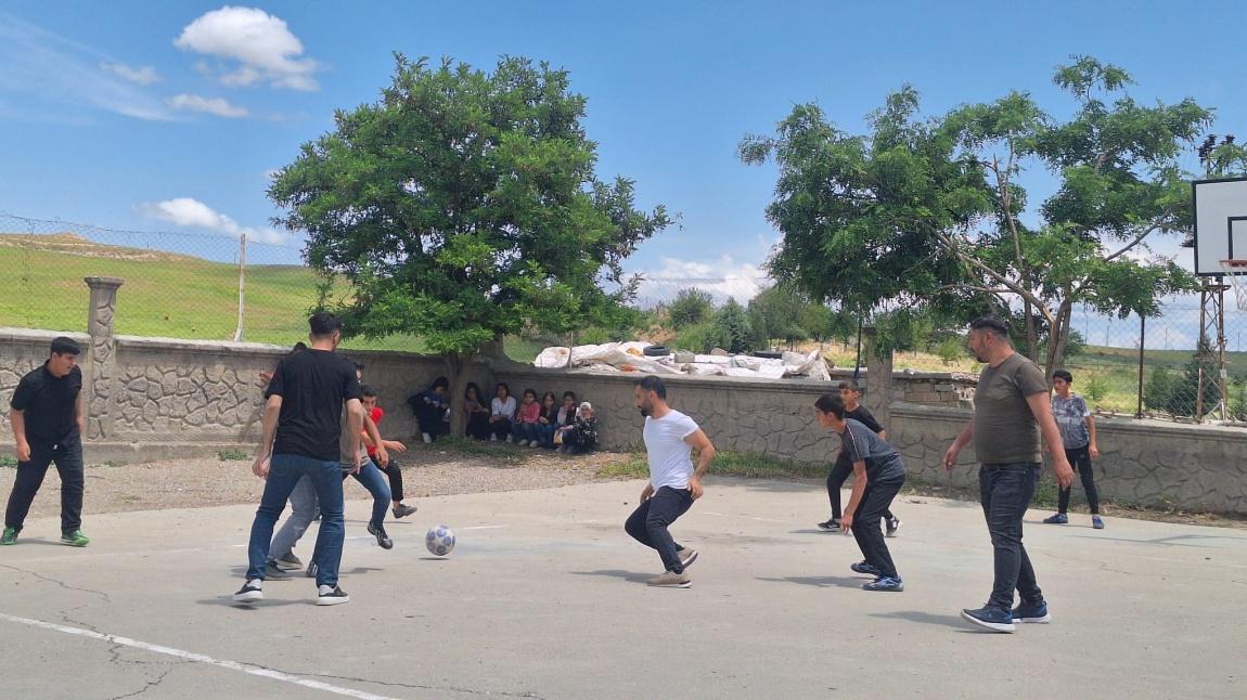 ÖĞRETMENLERİMİZ ÖĞRENCİLERİMİZE KARŞI ( FUTBOL TURNUVASI)